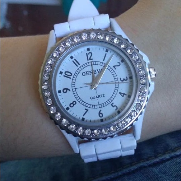 Silicone GENEVA Watch Women Rhinestone Watches - Picture 9 of 9